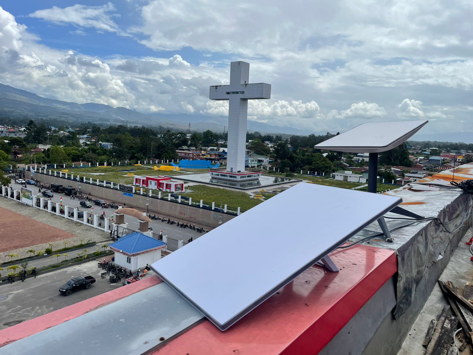 Tingkatkan Layanan Telekomunikasi, Bupati Atenius Murip Berikan Akses Internet Gratis Dan Kamera Cctv  Di  Titik Lokasi  Strategis