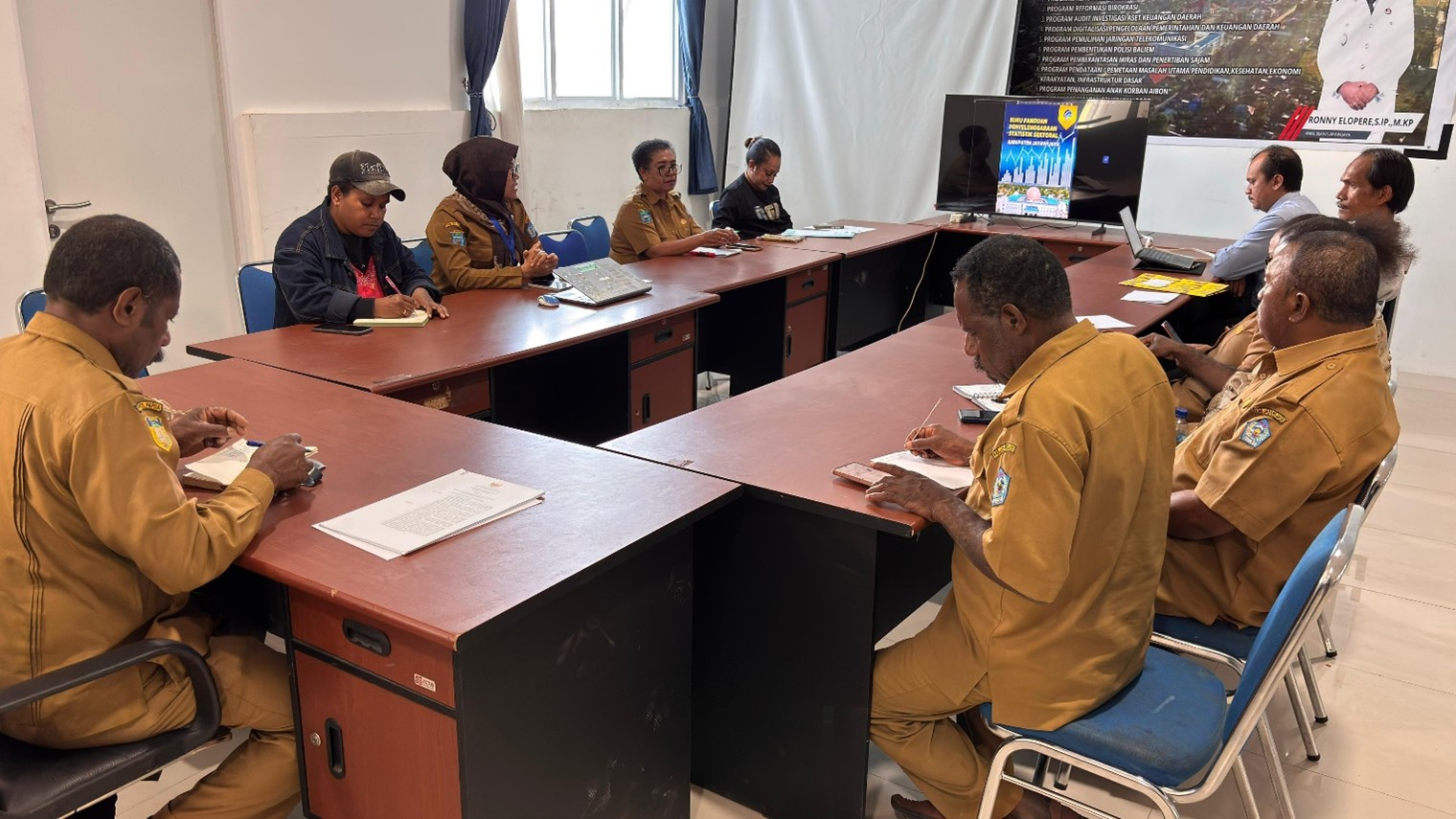 Kegiatan Pemaparan Penyusunan Buku Pedoman Penyelenggaraan Statistik Sektoral dan Buku Publikasi Statistik Sektoral oleh Tim Ahli yaitu Akademisi Universitas Amal Ilmiah Yapis Wamena (Unaim) Tahun 2025